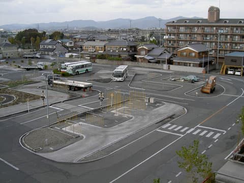 所内コースでは、たくさんの車種が走っているので路上さながらの教習を受けることができます。