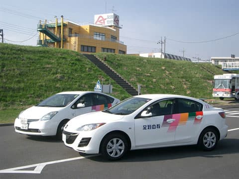 使用する教習車はアクセラ&プリウスです!