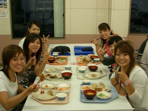 食事はバイキング形式。仲良くなった友達とみんなでいただきます!