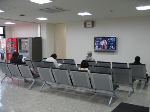 空き時間には、ロビーでTV見ながらリフレッシュ!