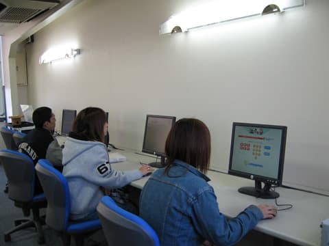 自習室では、パソコンを使って勉強することができます◎