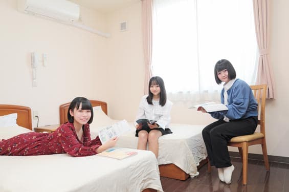 快適な宿泊施設。学校敷地内だから移動も楽々♪