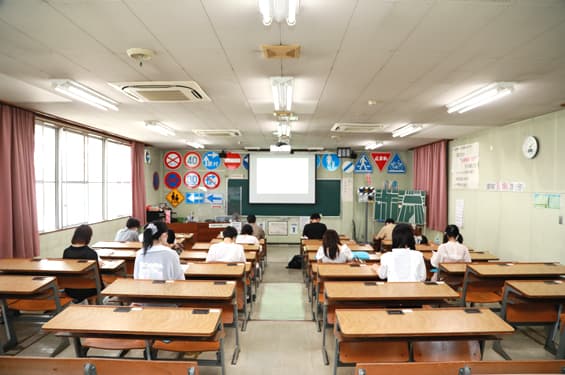 広々とした学科教習室。様々な標識の模型があります。