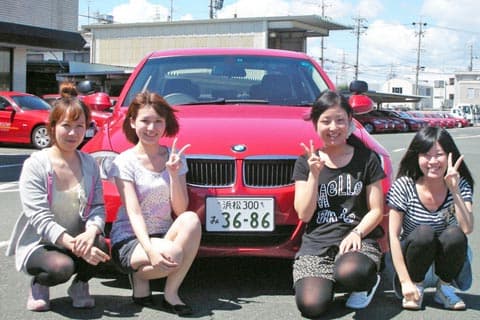 真っ赤な教習車と一緒にパチリ☆