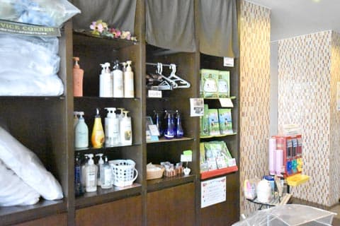 ホテルの売店。アメニティやお土産が揃ってます!