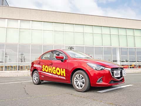 教習車と校舎です。新しい校舎なので設備も充実しています。