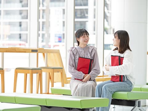 ロビーの様子です。ガラス張りの向こうでは教習の様子を見ることができ、開放的な空間です。