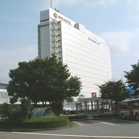 宿泊施設「アパホテル」の外観です。