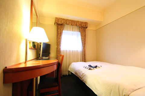 宿泊施設「アパホテル」のシングル部屋の内観です。キレイなお部屋でリラックス♪
